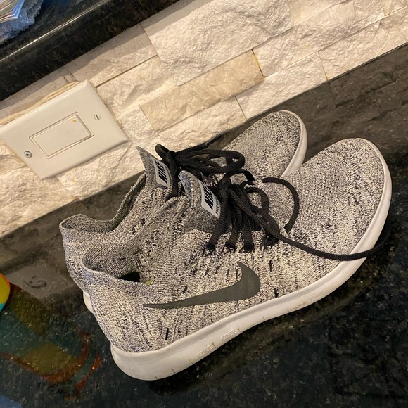 Nike Running Shoes - like new - Picture 3 of 7